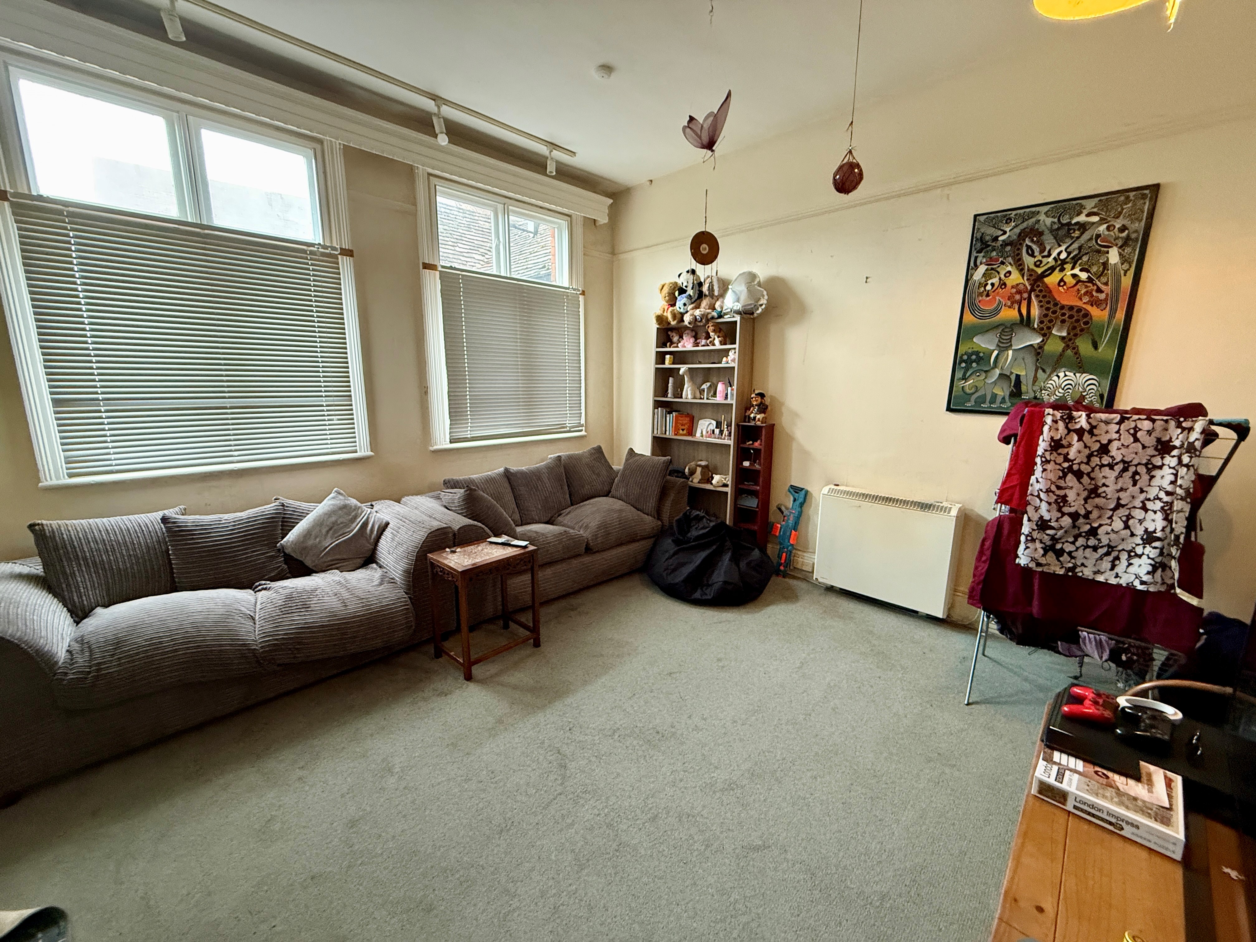 Lot: 43 - MIXED COMMERCIAL AND RESIDENTIAL INVESTMENT - Flat 3 Living Room